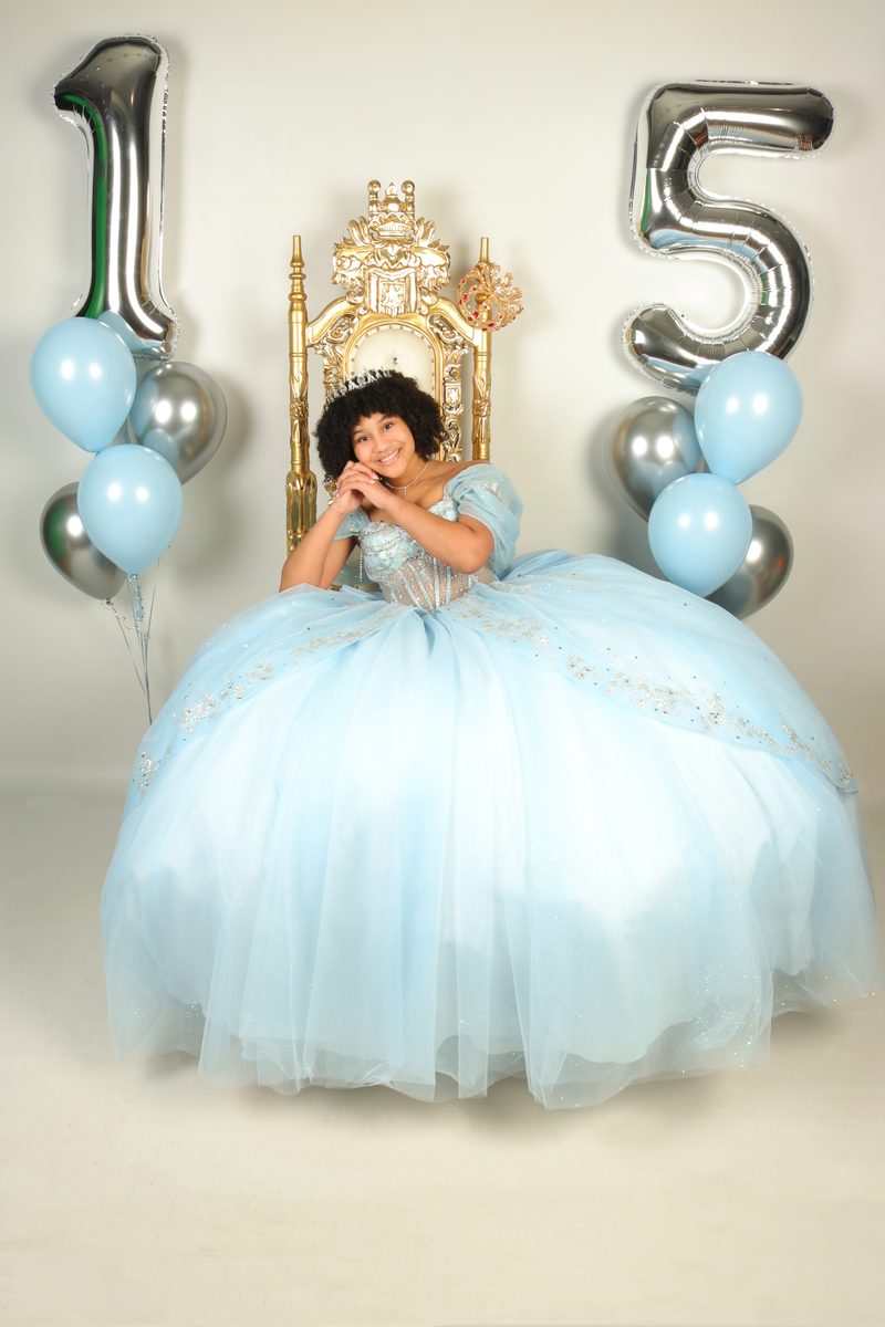 Quinceañera portrait with number 15 balloons